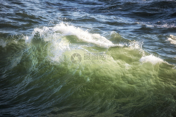 美丽的海浪波峰日落时坠毁图片