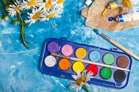 夏季花卡与洋甘菊花蓝色复古油漆木制背景图片