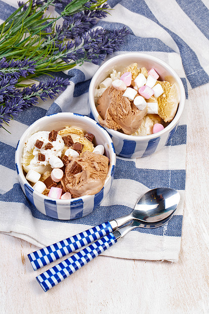 自制香草巧克力冰淇淋与棉花糖,陶瓷碗白色木制背景图片