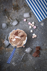 自制香草巧克力冰淇淋与棉花糖,陶瓷碗上提供灰色金属纹理背景图片