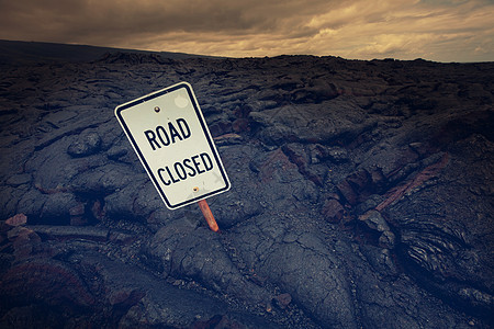 夏威夷岛上的熔岩封闭的道路图片