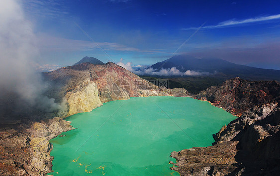 印尼爪哇火山火山口的湖泊图片