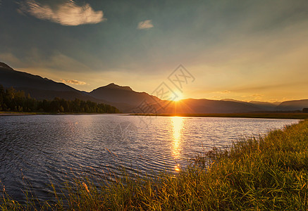 湖上的日落场景图片