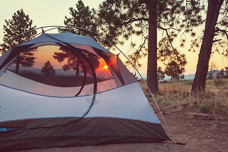 森林露营地的帐篷背景图片