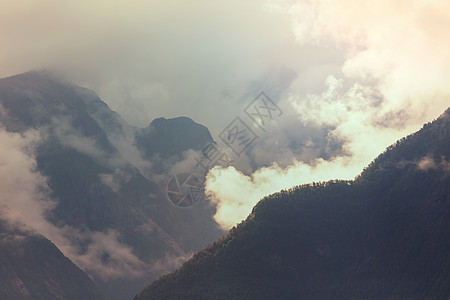 雾山山,山岳mountain的名词复数山脉群山背景