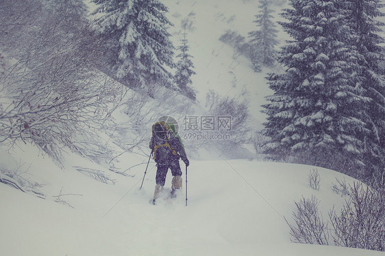 冬天穿着雪鞋的徒步旅行者图片