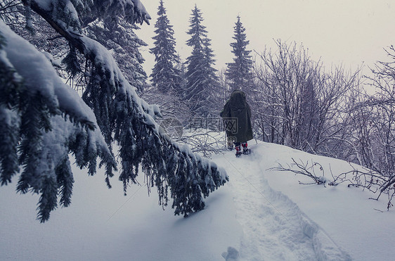 冬天穿着雪鞋的徒步旅行者图片