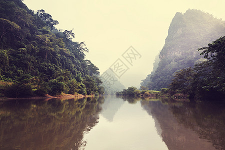 越南的宁静宝贝湖图片