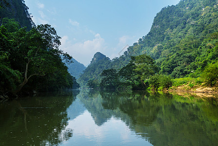 越南的宁静宝贝湖图片