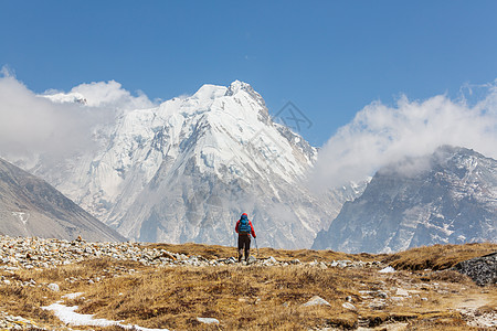 喜马拉雅山的徒步旅行者尼泊尔图片