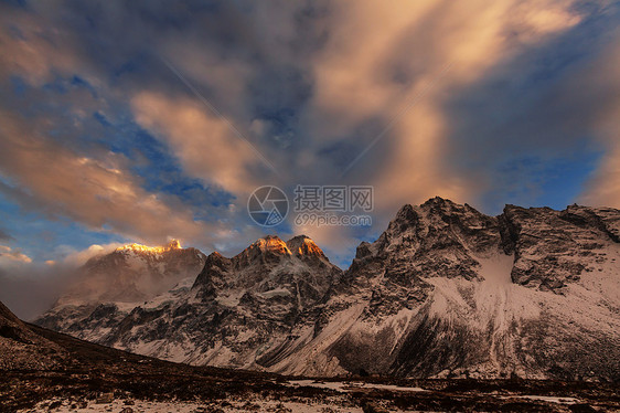 风景优美的詹努峰,坎肯琼加地区,喜马拉雅山,尼泊尔图片