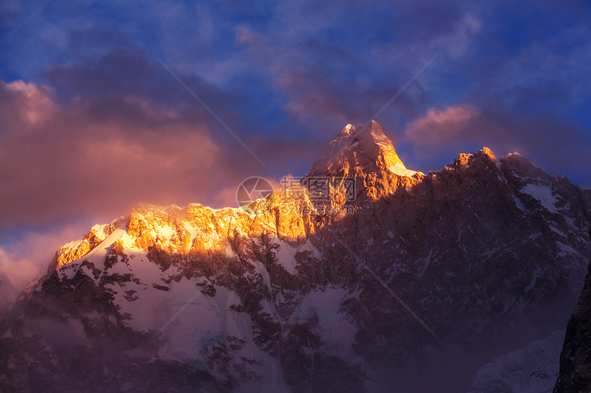 风景优美的詹努峰,坎肯琼加地区,喜马拉雅山,尼泊尔图片