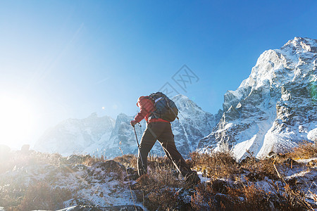 喜马拉雅山的徒步旅行者尼泊尔图片