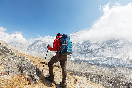 喜马拉雅山的徒步旅行者尼泊尔图片