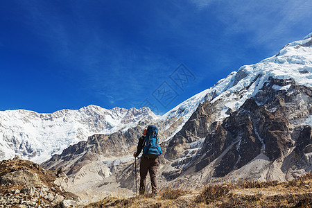 喜马拉雅山的徒步旅行者尼泊尔图片