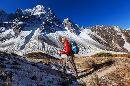 喜马拉雅山的徒步旅行者尼泊尔图片