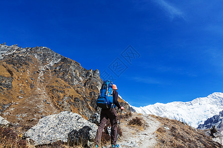 喜马拉雅山的徒步旅行者尼泊尔图片