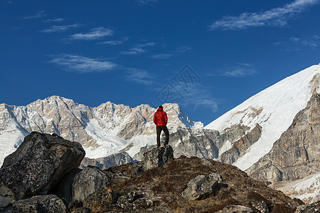 喜马拉雅山的徒步旅行者尼泊尔图片