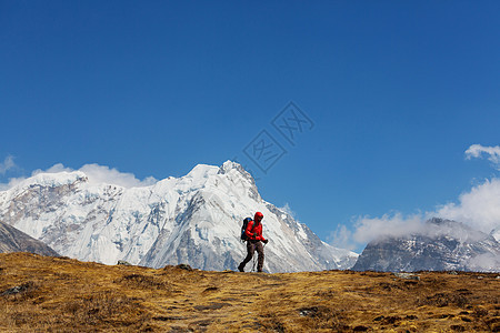 喜马拉雅山的徒步旅行者尼泊尔图片