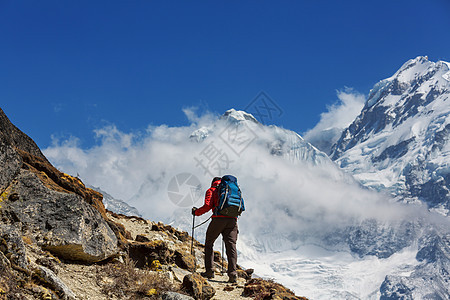 喜马拉雅山的徒步旅行者尼泊尔图片