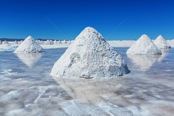 利维亚高原上的盐滩图片