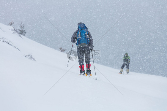 冬天穿着雪鞋的徒步旅行者图片