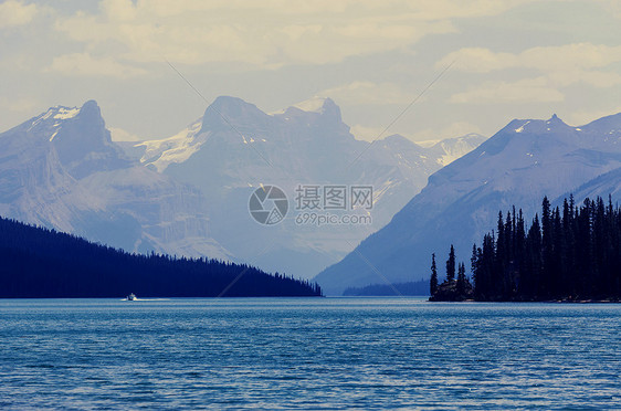 夏天风景如画的加大山脉图片