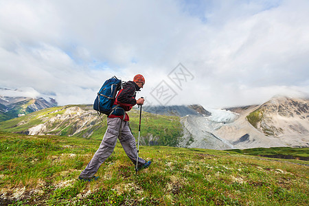 山上徒步旅行的人图片