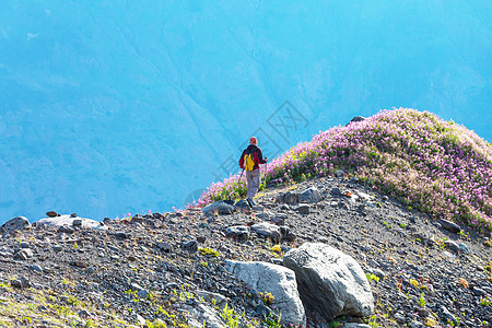 山上徒步旅行的人图片