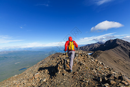 山上徒步旅行的人背景图片