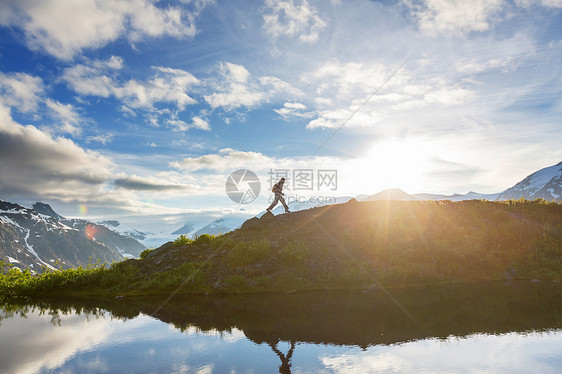 山上徒步旅行的人图片