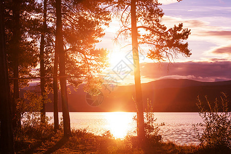湖上的日出场景图片