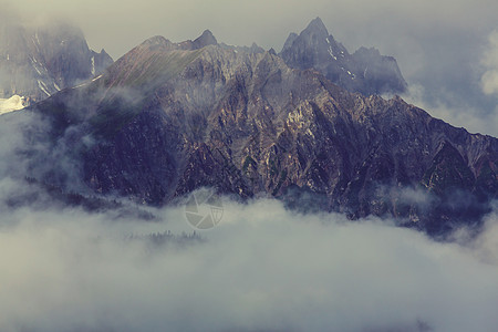 夏天风景如画的加大山脉图片