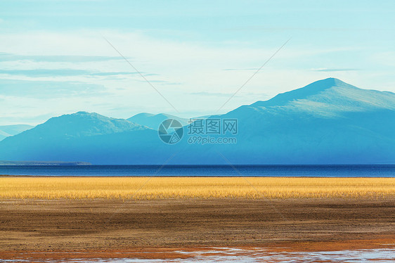 加大湖边的宁静景象图片