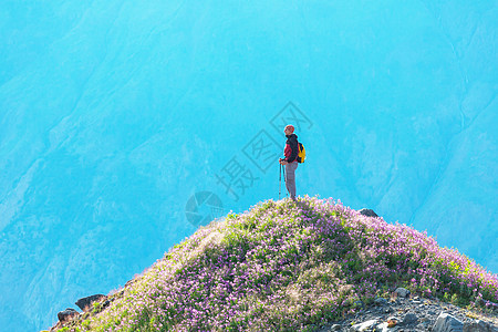 山上徒步旅行的人图片