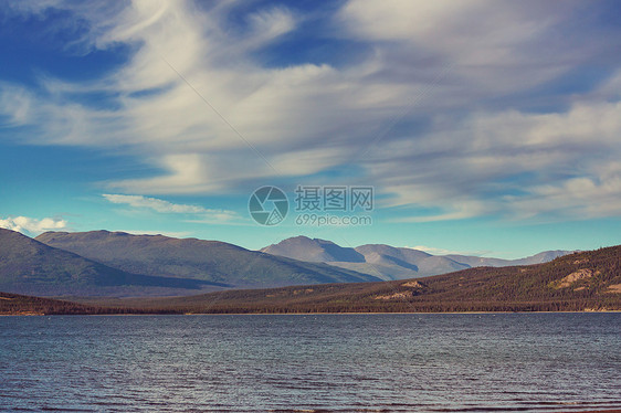 加大湖边的宁静景象图片