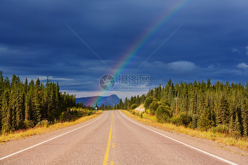 阿拉斯加山上的彩虹图片