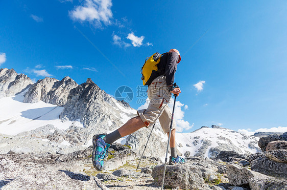 山上徒步旅行的人图片
