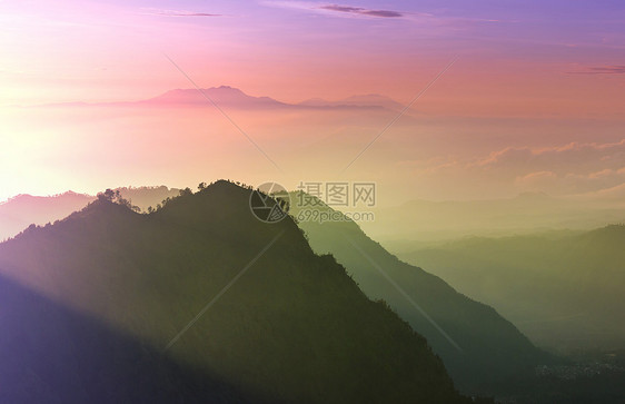 印度尼西亚爪哇岛山区美丽的日出时,阳光的美妙光芒图片