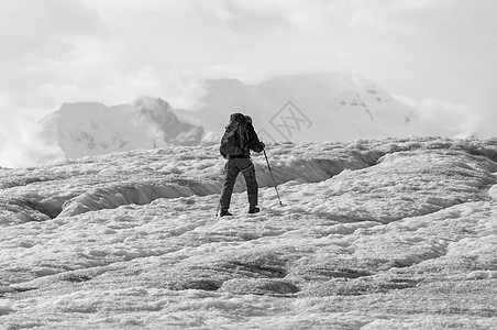 阿拉斯加的WrangellstElias公园,男人Crampins徒步穿越肯尼科特冰川图片