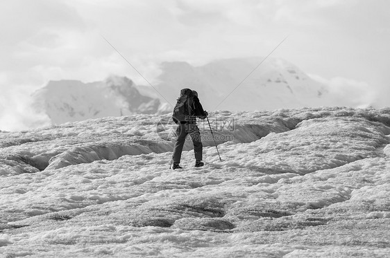 阿拉斯加的WrangellstElias公园,男人Crampins徒步穿越肯尼科特冰川图片