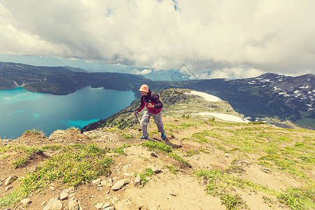 加大山区徒步旅行的人徒步旅行北美最受欢迎的娱乐活动活动很多风景如画的小径图片