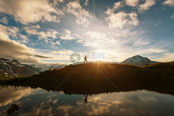 加大山区徒步旅行的人徒步旅行北美最受欢迎的娱乐活动活动很多风景如画的小径图片