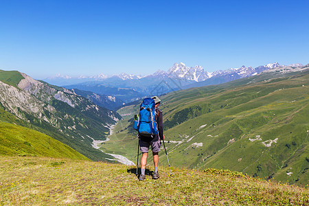 徒步旅行者沿着绿山高加索山脉,斯瓦内蒂,格鲁吉亚夏天的季节图片