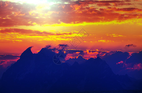 风景优美的日落山上背景图片