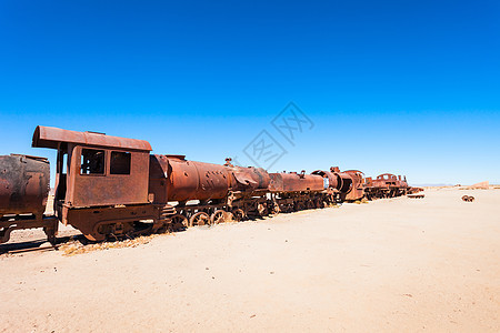 利维亚乌尤尼附近火车墓地的旧蒸汽机车图片