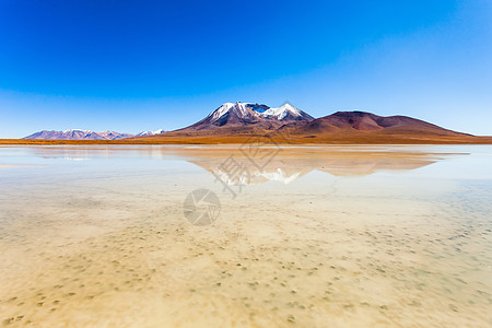 利维亚高原上的美丽湖火山图片