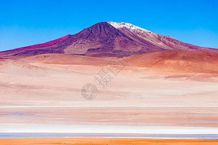 利维亚高原上的火山湖泊图片