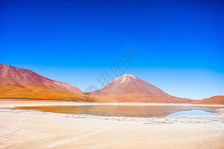 利维亚高原的Licancabur火山绿色湖泊拉古纳湖图片