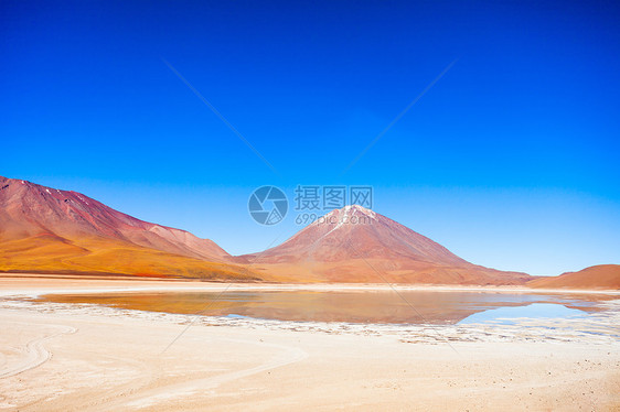 利维亚高原的Licancabur火山绿色湖泊拉古纳湖图片